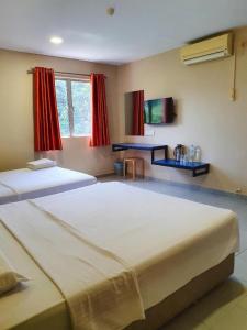una camera con due letti grandi di Hotel Jelai Kuala Lipis (Jln Bk Bius) a Kuala Lipis