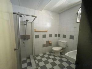 La salle de bains est pourvue d'une douche, de toilettes et d'une baignoire. dans l'établissement OYO 90514 Habeeb Lodge Sandakan, à Sandakan