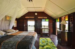 una camera con un letto in un vagone ferroviario di OYO Home 90745 Desa Balqis Beach Resort a Malacca Altre 41 foto
