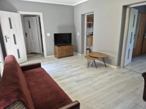 a living room with a couch and a table at Apartament nad Włodzicą in Nowa Ruda