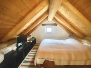 Postel nebo postele na pokoji v ubytování Rustico dans charmant hameau vue lac Verzasca