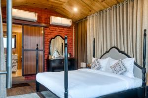 Voodi või voodid majutusasutuse Jim & Holmes Resort & Luxury Residences in Jim Corbett National Park toas