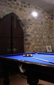 Piljardilaud majutusasutuses Jim & Holmes Resort & Luxury Residences in Jim Corbett National Park