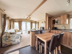 Η κουζίνα ή μικρή κουζίνα στο Beautiful Caravan With Decking At Hoburne Devon Bay, Ref 54058F