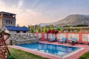 Bazén v ubytování Jim & Holmes Resort & Luxury Residences in Jim Corbett National Park nebo v jeho okolí