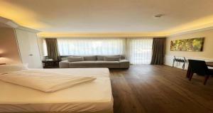 Postel nebo postele na pokoji v ubytování EL DE Olive Aero Suites Near Delhi Airport