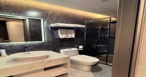 Koupelna v ubytování EL DE Olive Aero Suites Near Delhi Airport