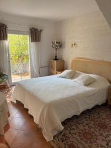 Ένα ή περισσότερα κρεβάτια σε δωμάτιο στο Paradis Provençal