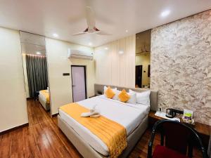 Letto o letti in una camera di Shankar Bhavan By Vinayak Hotels
