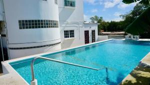 伯利兹城See Belize TRANQUIL SeaView Studio with Balcony, Pool, Deck Kitchenette 2nd FL的建筑物前的游泳池