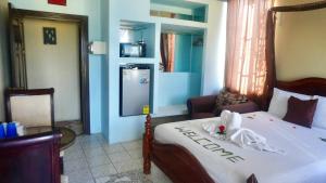 See Belize TRANQUIL SeaView Studio with Balcony, Pool, Deck Kitchenette 2nd FL客房内的一张或多张床位