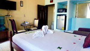 See Belize TRANQUIL SeaView Studio with Balcony, Pool, Deck Kitchenette 2nd FL客房内的一张或多张床位
