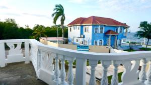 See Belize TRANQUIL SeaView Studio with Balcony, Pool, Deck Kitchenette 2nd FL的阳台或露台