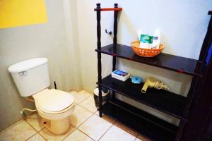 See Belize TRANQUIL SeaView Studio with Balcony, Pool, Deck Kitchenette 2nd FL的一间浴室