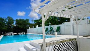 See Belize TRANQUIL SeaView Studio with Balcony, Pool, Deck Kitchenette 2nd FL内部或周边的泳池