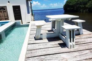 See Belize TRANQUIL SeaView Studio with Balcony, Pool, Deck Kitchenette 2nd FL内部或周边的泳池