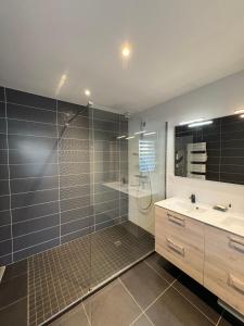 Koupelna v ubytování Charmante maison à 5min de la plage et du golf + 16 fotografií