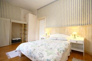 um quarto com uma cama grande e duas mesas de cabeceira em Sadama 11 Apartment em Pärnu