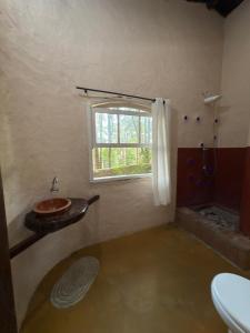 ein Badezimmer mit Waschbecken und Fenster in der Unterkunft Ecocentro Brasil - Bangalô 5 in São Pedro