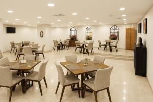 Un restaurante u otro lugar para comer en Saraya Palace Hotel