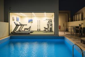 una casa con piscina e palestra di Saraya Palace Hotel a Doha
