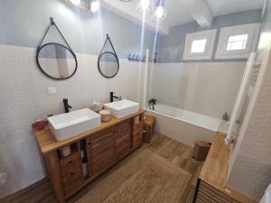 een badkamer met twee wastafels en een spiegel bij Maison 3 chambres - Central - Proche du lac in Esparron-de-Verdon +26 foto's