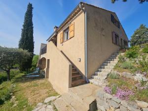 een extern uitzicht op een huis met trappen bij Maison 3 chambres - Central - Proche du lac in Esparron-de-Verdon