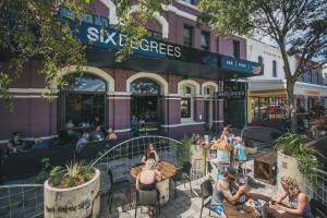 Επισκέπτες που μένουν στο Six Degrees Boutique Hotel