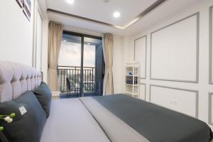 een slaapkamer met een bed en een groot raam bij Dear You, Apartment! Saigon - Rivergate Building in Ho Chi Minh-stad +95 foto's