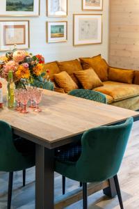 a living room with a table with wine glasses and a couch at reBORONA in Őriszentpéter