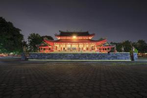 Un edificio chino de noche con en My Stay Semarang, en Semarang