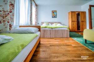 Posteľ alebo postele v izbe v ubytovaní Wellness Penzion Zora Family
