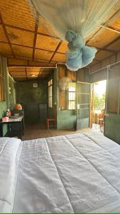 Un dormitorio con una cama y un ventilador de techo. en Far Far Away Homestay Chiangdao, en Ban Tham 1 foto más