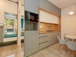 uma cozinha com uma mesa e uma sala de jantar em AURA TOWER Apartments by Gaby em Rafailovici