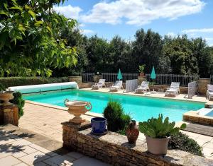 Domaine de l homme في Saint-Vincent-le-Paluel: مسبح وكراسي صالة