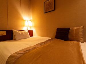 Postel nebo postele na pokoji v ubytování Shibuya Creston Hotel