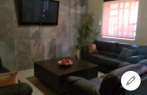 a living room with a couch and a coffee table at Casa la Borgoña in Cuatrociénegas de Carranza