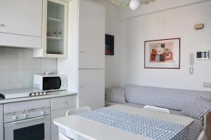 małą kuchnię ze stołem i kuchenką mikrofalową w obiekcie La Joya Sileno Beach w mieście Giardini Naxos