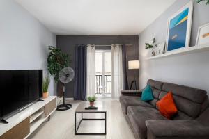 TV a/nebo společenská místnost v ubytování Modern Ensuite Rooms in Shared Apartment Near Balluta Bay Sliema Gzira