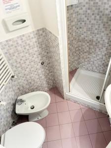 Holihome Le Orchidee في سان بنيديتّو ديل ترونتو: حمام مع مرحاض ومغسلة ودش +3 صور