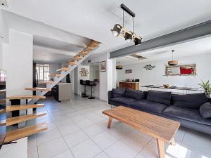 a living room with a couch and a table at La Villa Palladio, Calme et Détente in Montpellier