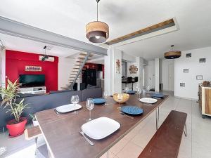 a dining table in a living room with red walls at La Villa Palladio, Calme et Détente in Montpellier
