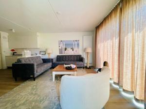 ein Wohnzimmer mit Sofa und Tisch in der Unterkunft Liguster 8 in Nieuwvliet