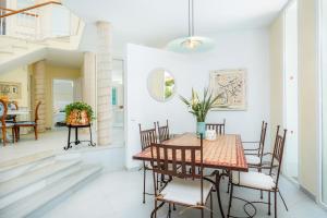 a dining room with a table and chairs at Des Port - Vistas al mar in Portopetro