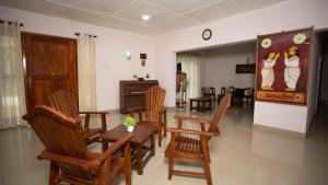 une salle à manger avec une table et des chaises en bois dans l'établissement Royal Heritage Resort, à Kandy