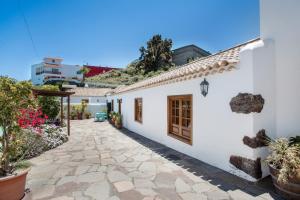 TanqueにあるVolcán 16の鉢植えの白家の中庭