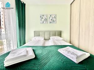 Posteľ alebo postele v izbe v ubytovaní Pod Brzozami Apartamenty Let's Sea Gąski + 37 fotografií