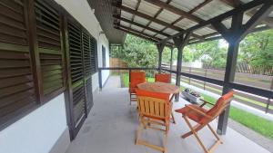 porche con mesa y sillas de madera y patio en IKON Vendégház, en Siófok