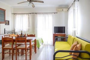 a living room with a yellow couch and a table at Bella Meliti in Lygia