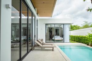 una vista esterna di una villa con piscina di Mouana Residence Song Khun Chalong VIP4-bedroom Pool Villa 89-14 a Chalong